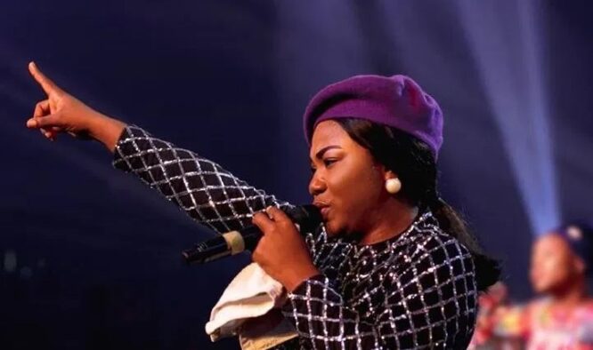 DOWNLOAD MP3: Mercy Chinwo Live at Finishing Strong 2019 (Chant) 13